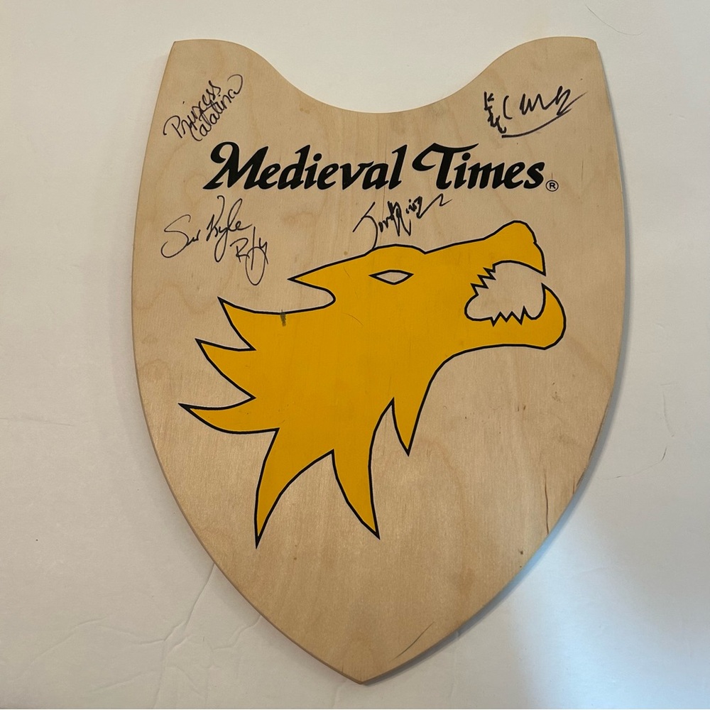 SIGNED MEDIEVAL TIMES OFFICIAL WOODEN FIGHTING SHIELD SOUVENIR TOY